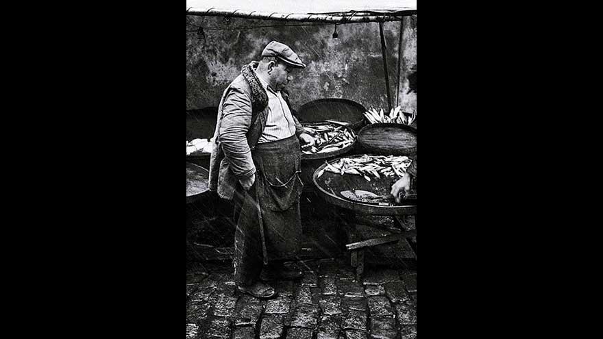 Al Güler'in vizöründen 1959 yılında İstanbul'da bir balık satıcısı.