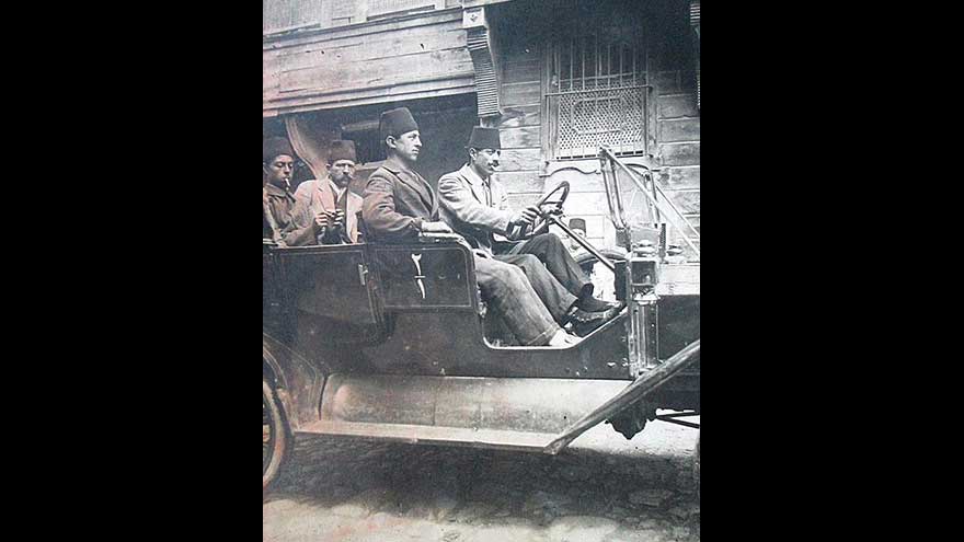 İstanbul'un ilk taksi şoförlerinden Pangaltılı Apik.