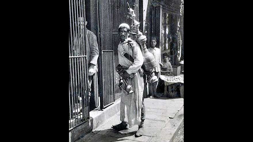 Osmanlı zamanında sokaklarda şerbet satan bir şerbetçi.