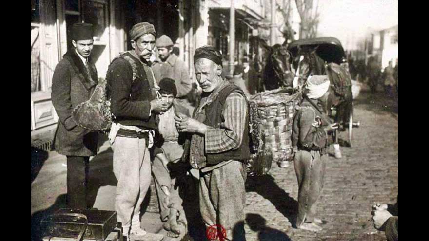 hamamlar kaldırımda müşteri bekliyorlar