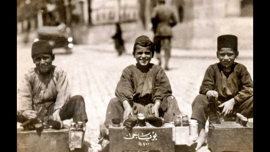 ayakkabı boyayan çocuklar