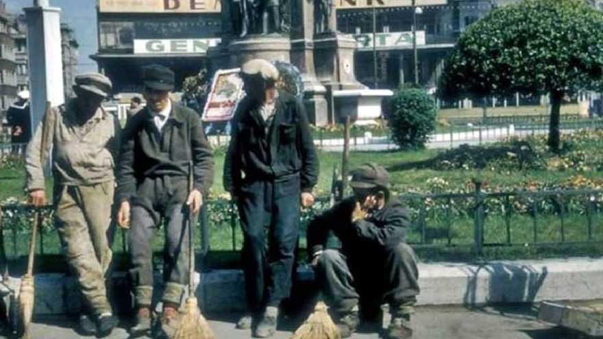 Taksimde 1974 yılında görev yapan temizlik işçileri