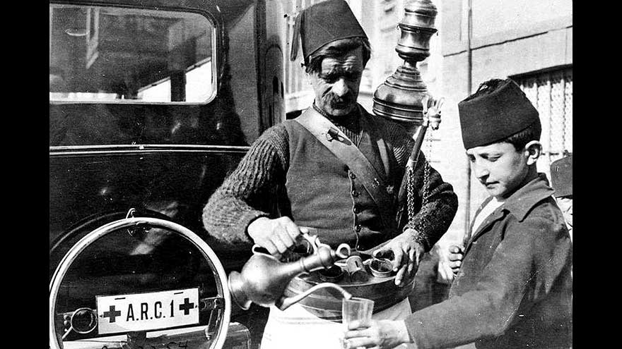 1920 yılından bir şıracı ve küçük müşterisi