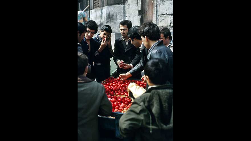 Pişmiş kırmızı yumurta satan seyyar satıcı