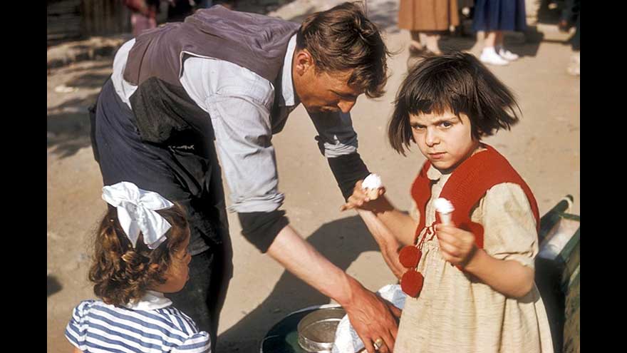 seyyar dondurmacı ve küçük müşterileri