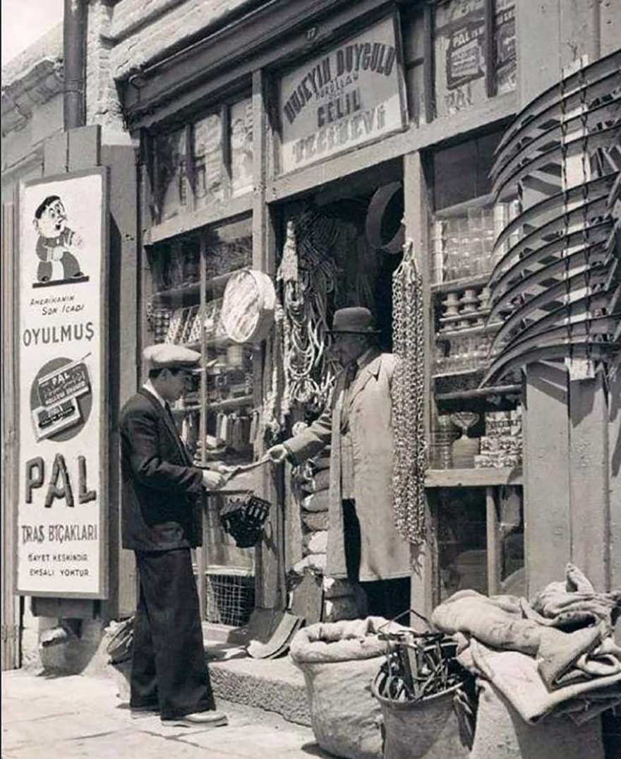 1947 yılında bir Hırdavatçı
