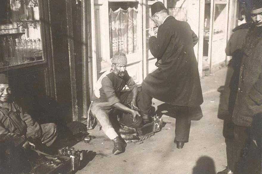 1918 yılından bir ayakkabı boyacısı