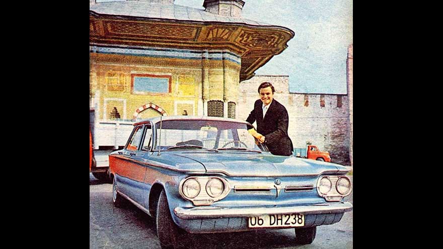 Ediz Hun 1964 yılında yeni aldığı arabası ile