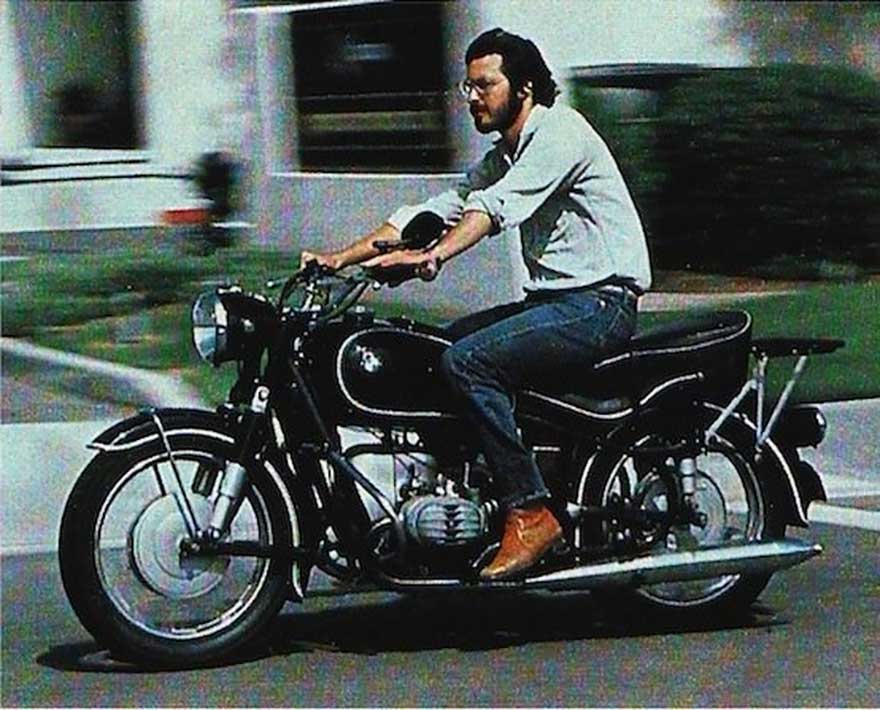 Steve Jobs 1982'de motosikleti kullanıyordu