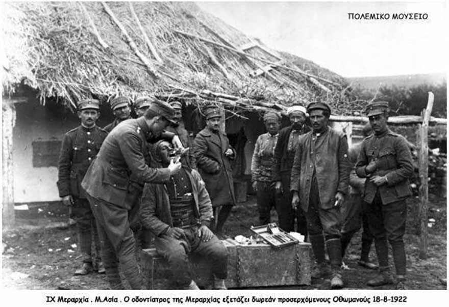 1922 yılında Yunan bir diş hekimi köylüyü tedavi ediyor