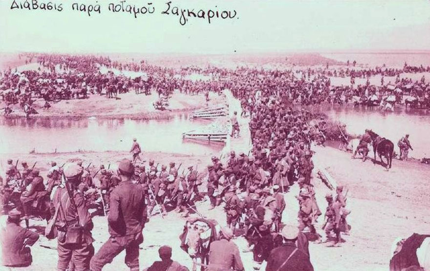 Sakarya Nehrinin kenarında toplanan Yunan askerleri
